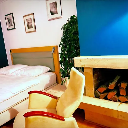 Vhostel